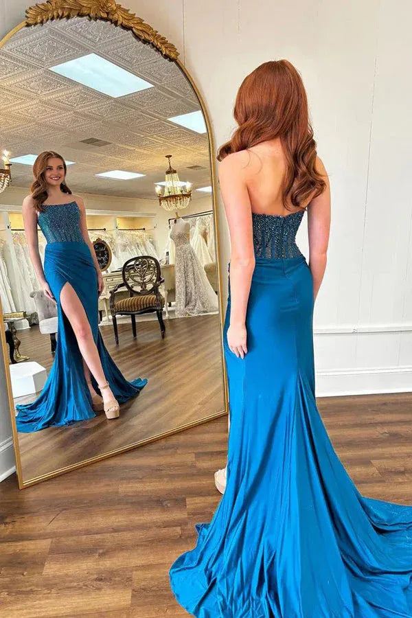 Vestido Weitese con escote redondo, corte sirena, azul, abertura lateral y cuentas.
